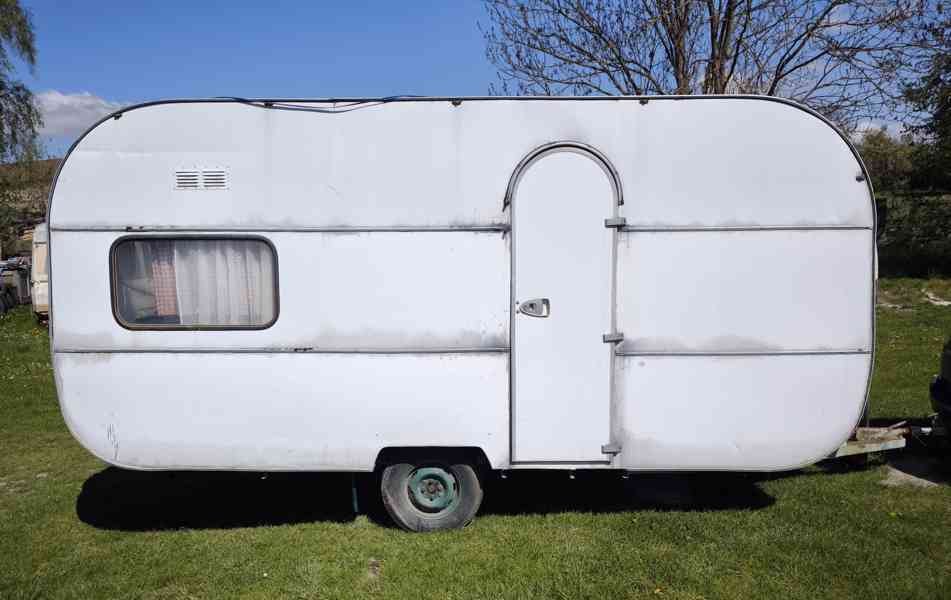 Levný karavan, bez dokladů, interiér ve dřevě, odvoz možný. - foto 2