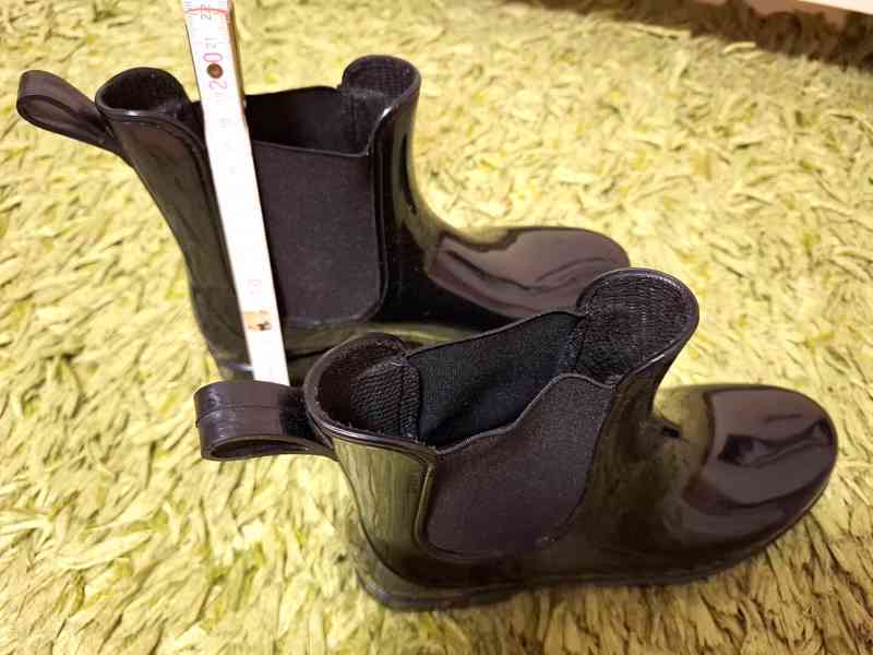 Černé nižší dámské holínky, vel. 39 - foto 7