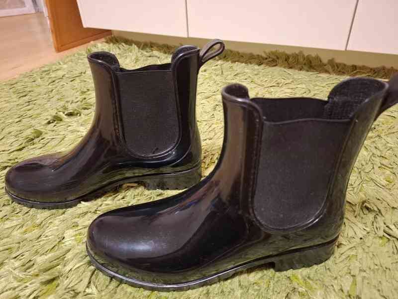 Černé nižší dámské holínky, vel. 39 - foto 3