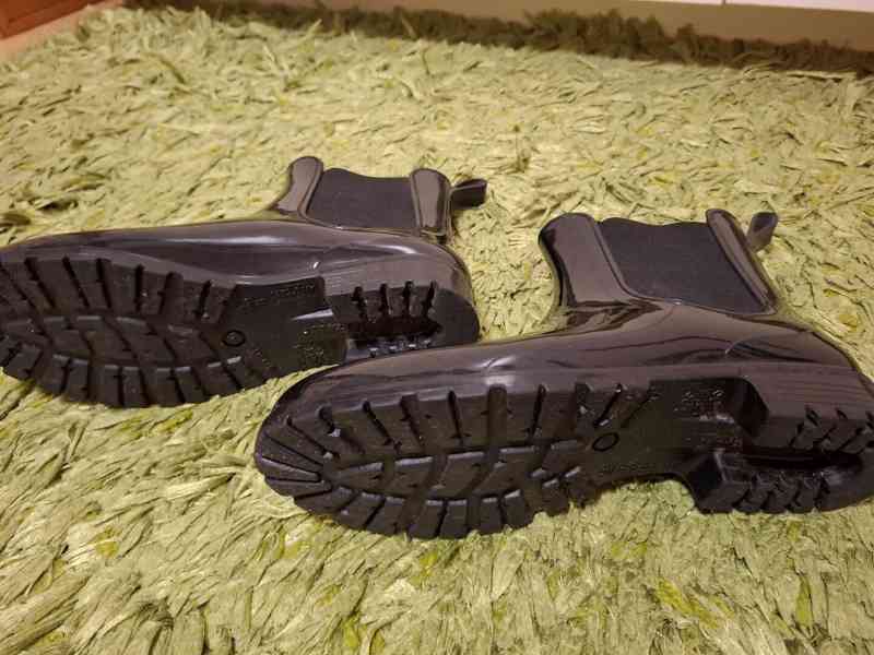 Černé nižší dámské holínky, vel. 39 - foto 4