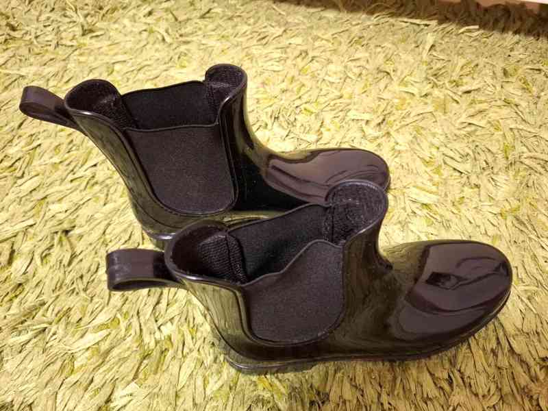 Černé nižší dámské holínky, vel. 39 - foto 6