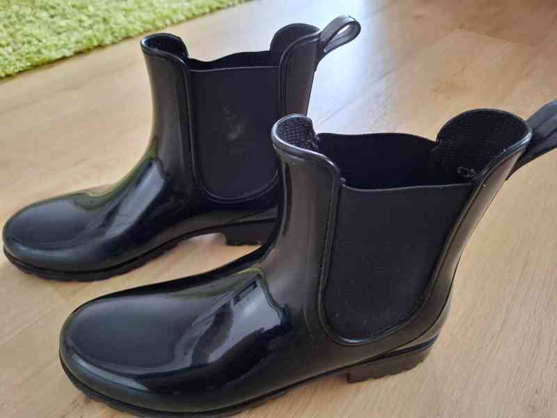 Černé nižší dámské holínky, vel. 39 - foto 2