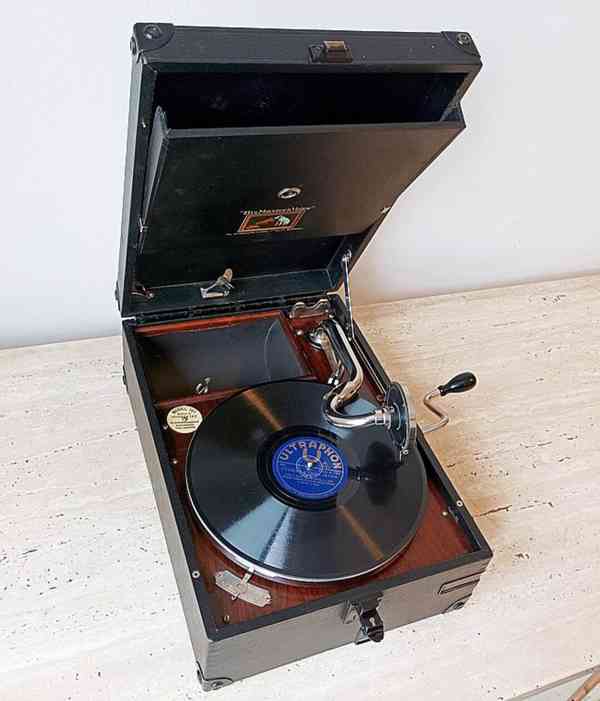 His Master’ Voice – starožitný gramofon na kliku z roku 1925