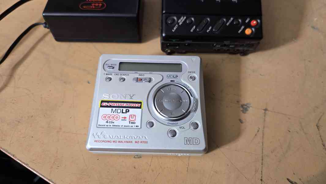 SONY TCD-D3 DAT walkman a SONY MZ-R700 minidisc walkman - foto 3