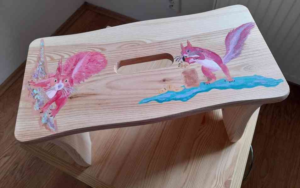 Ručně malovaná originální stolička s veverkami pro děti   - foto 5