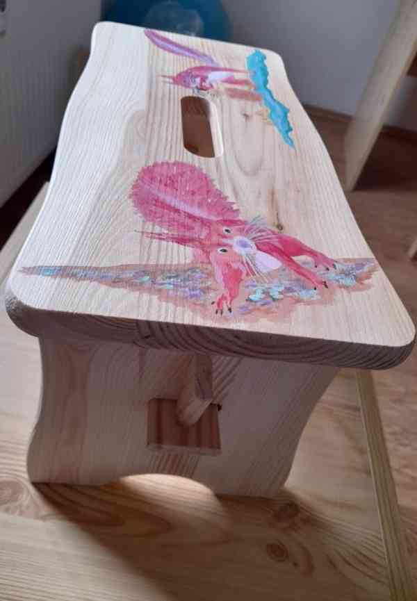 Ručně malovaná originální stolička s veverkami pro děti   - foto 4