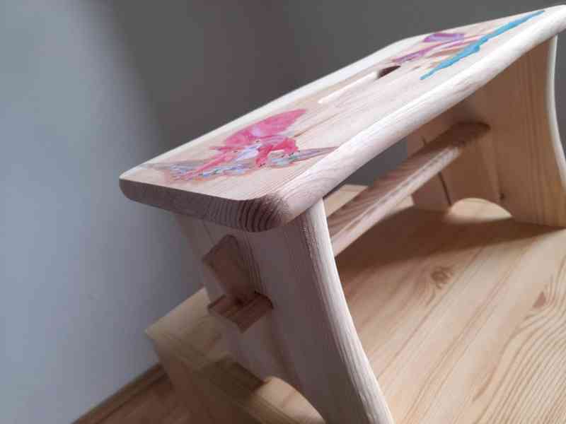 Ručně malovaná originální stolička s veverkami pro děti   - foto 8