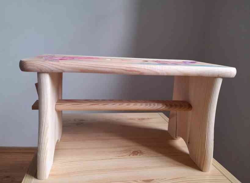 Ručně malovaná originální stolička s veverkami pro děti   - foto 7