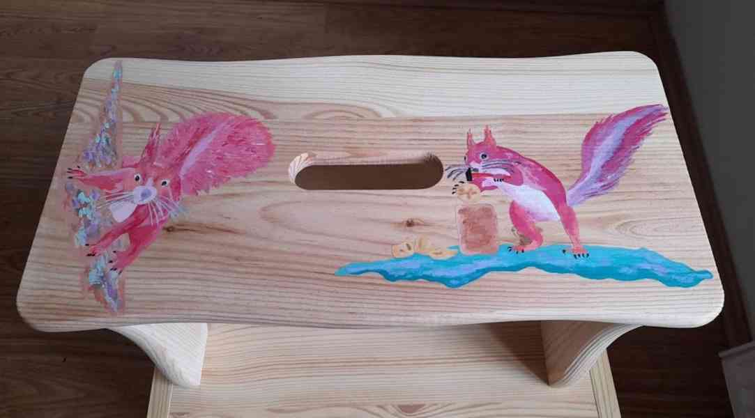 Ručně malovaná originální stolička s veverkami pro děti   - foto 1