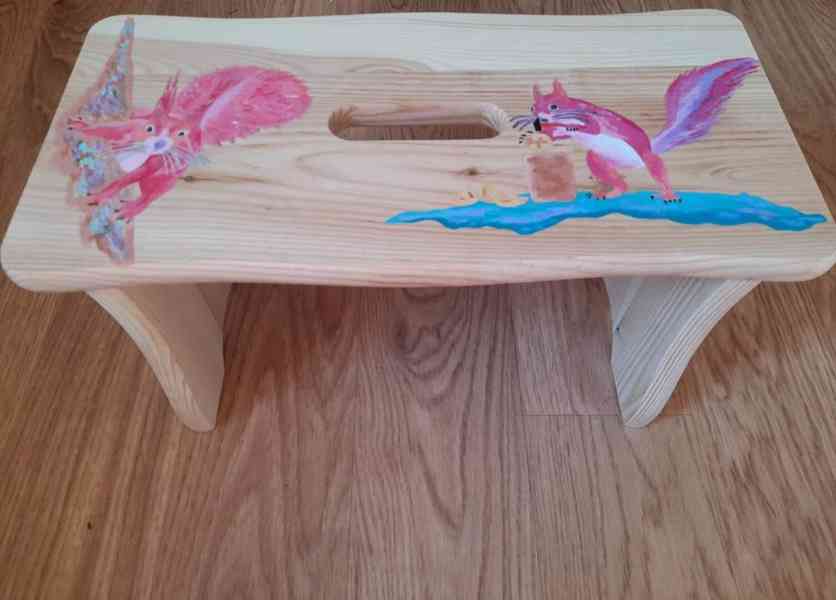 Ručně malovaná originální stolička s veverkami pro děti   - foto 3