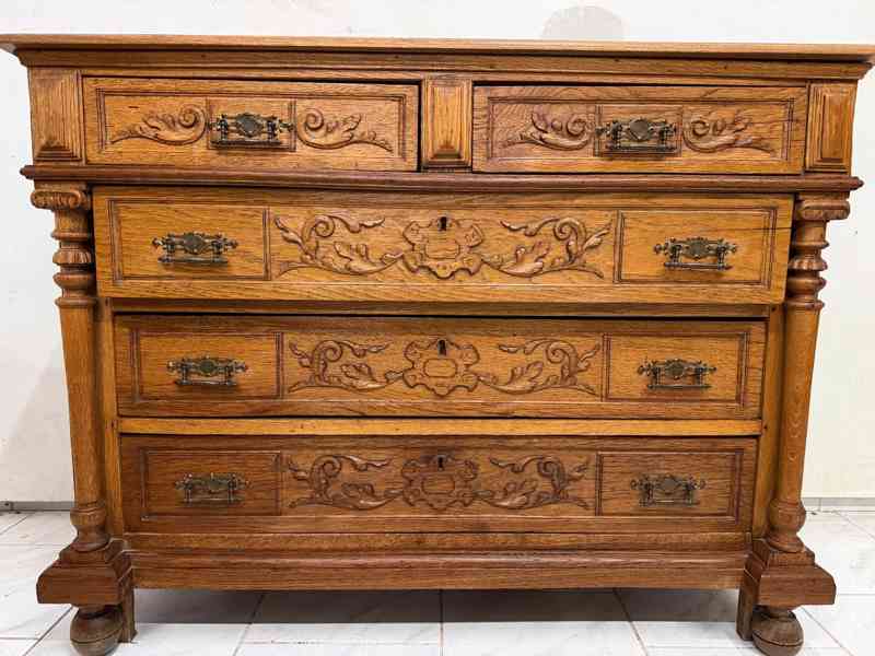 Starožitná masivní komoda - foto 5