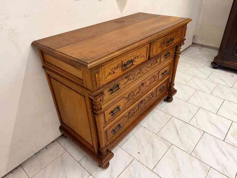 Starožitná masivní komoda - foto 3