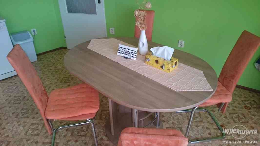 Prodám velký jídelní stůl bez židlí - foto 1