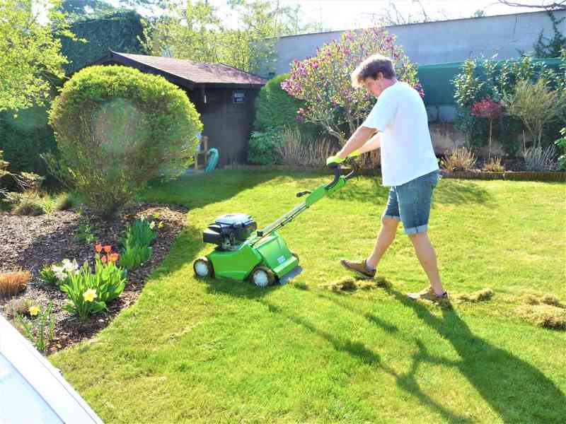 Vertikutace a sečení trávníku - foto 2