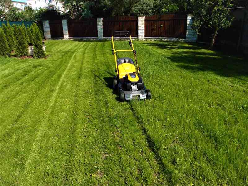 Vertikutace a sečení trávníku - foto 5