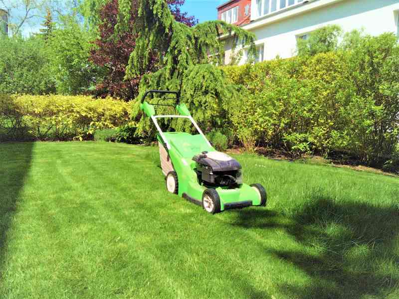 Vertikutace a sečení trávníku - foto 6