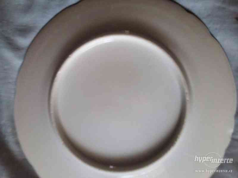 Malý talíř se zelenými květy - foto 3