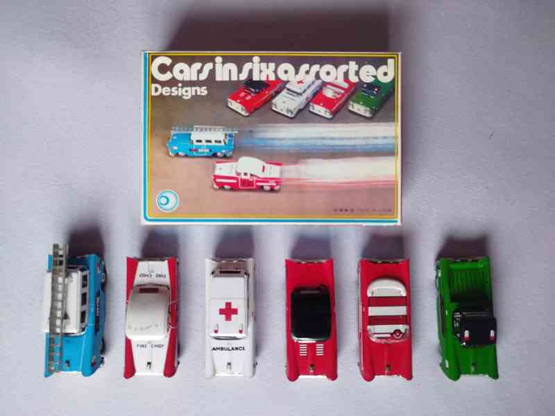 Plechová autíčka s pohonem na setrvačník - foto 2