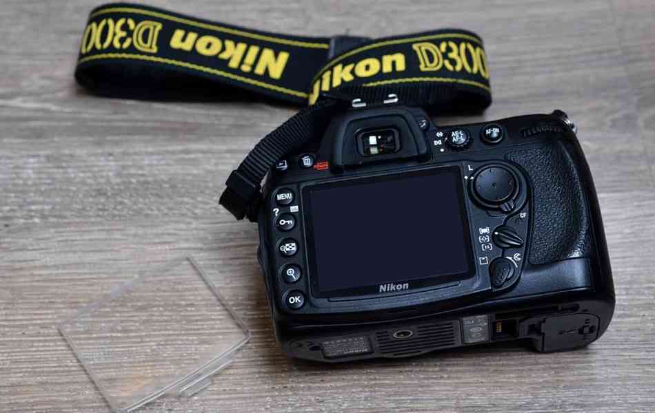 Nikon D300 DX 12.3 MPix *JPEG,RAW,TIFF 16 000 Exp - foto 4