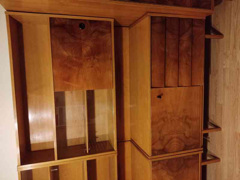 Set retro nábytku - skříň, vitrína, prádelník a stoly - foto 2