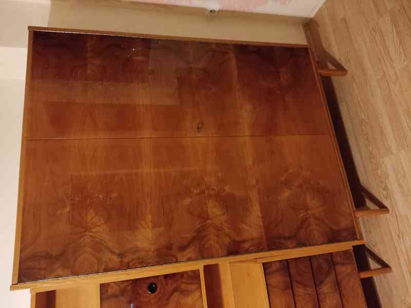 Set retro nábytku - skříň, vitrína, prádelník a stoly - foto 3