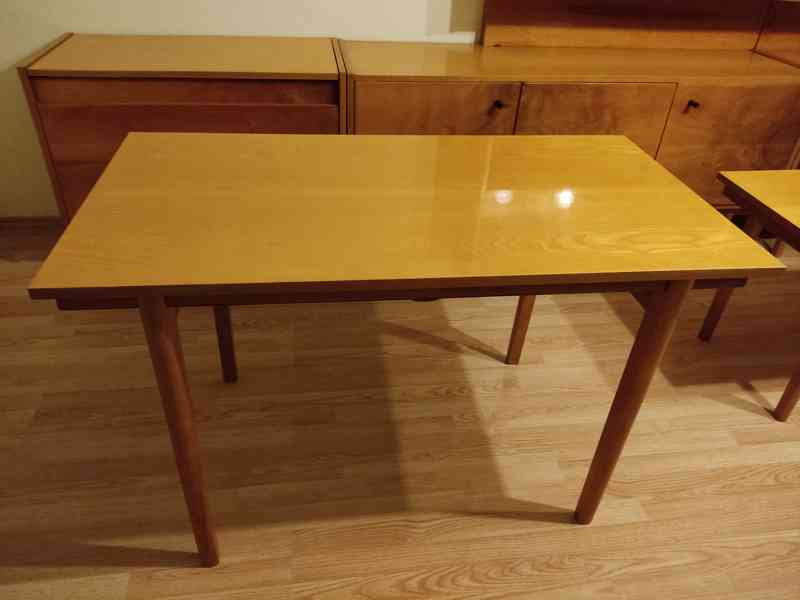 Set retro nábytku - skříň, vitrína, prádelník a stoly - foto 5