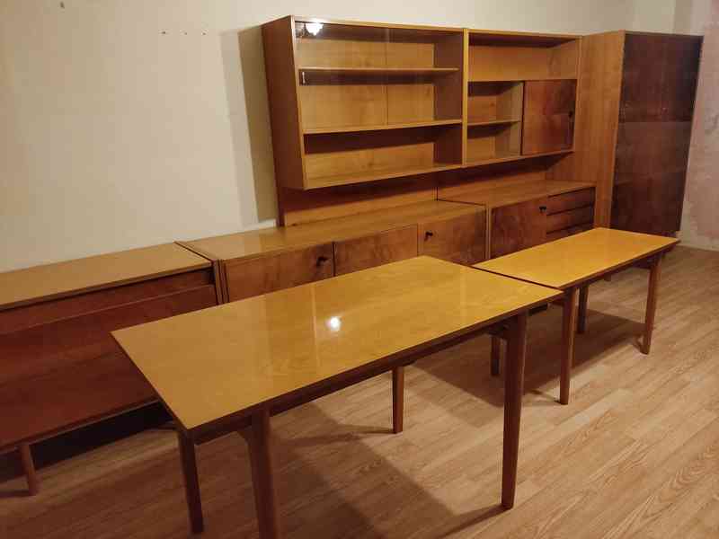 Set retro nábytku - skříň, vitrína, prádelník a stoly - foto 6
