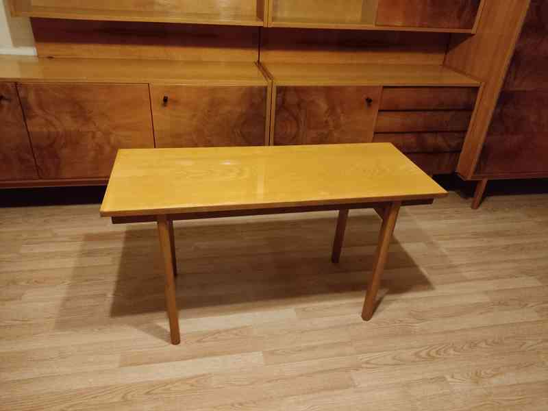 Set retro nábytku - skříň, vitrína, prádelník a stoly - foto 4