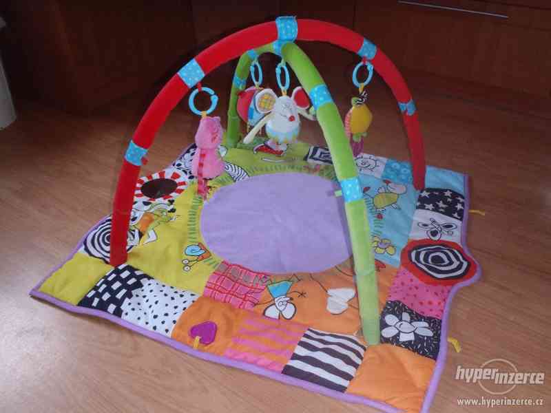 Hrací deka Taf toys s hrazdičkou a závěsnými hračkami - foto 1