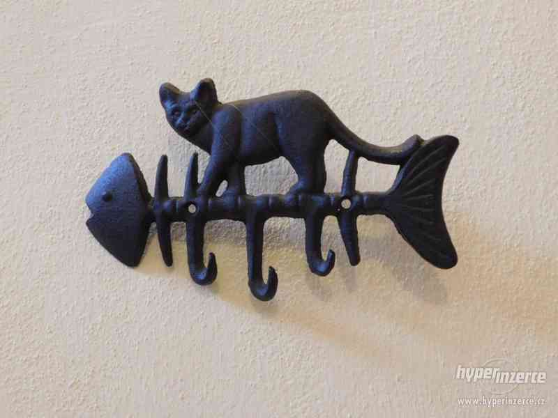 Kočka rybí kostra - nástěnný kovový věšák - foto 1