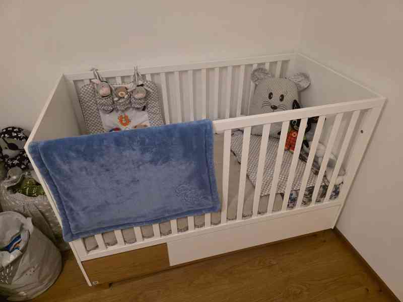 KRÁSNÁ POSTÝLKA S DEKOREM DUBU