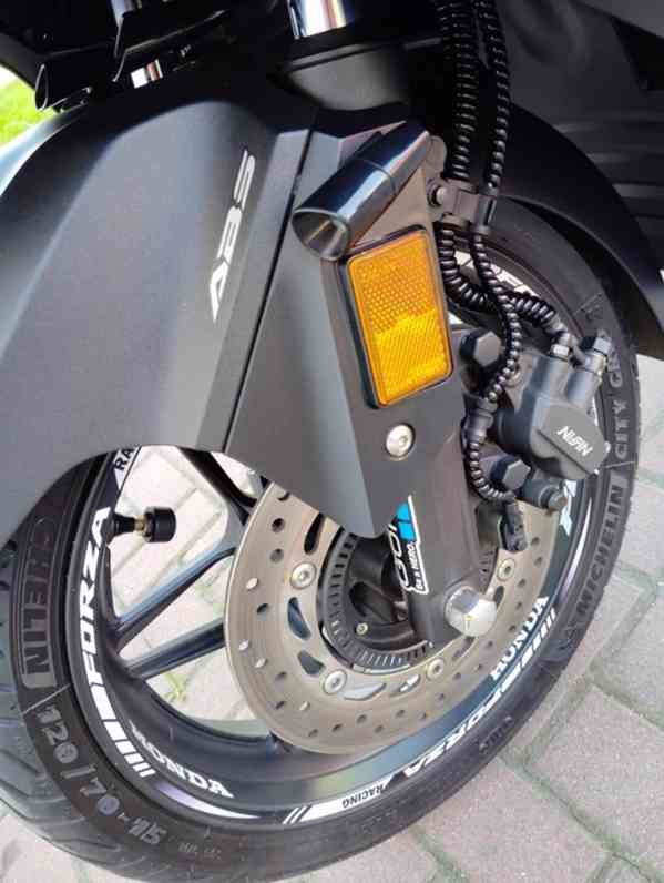 Honda Forza 300 (NF08) 2019-TOP stav,Tuning,včetně doplňků - foto 11