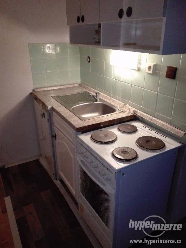 Pronájem větší garsonky v chomutovském experimentu - foto 1