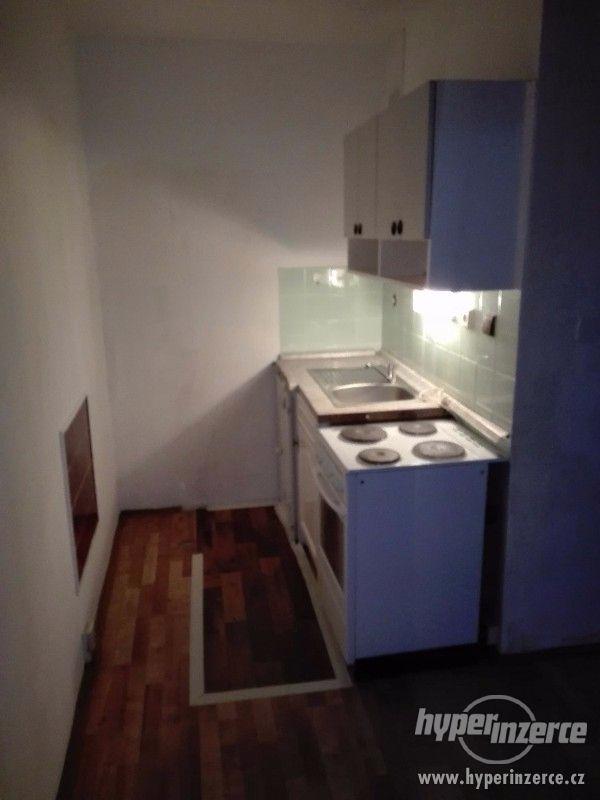 Pronájem větší garsonky v chomutovském experimentu - foto 2