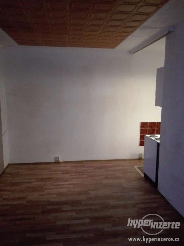 Pronájem větší garsonky v chomutovském experimentu - foto 4