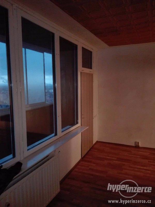 Pronájem větší garsonky v chomutovském experimentu - foto 5