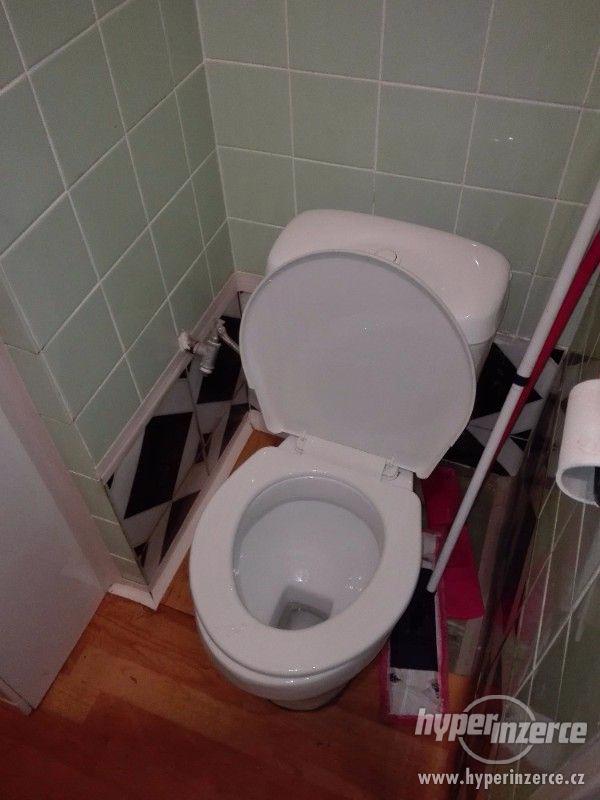 Pronájem větší garsonky v chomutovském experimentu - foto 7