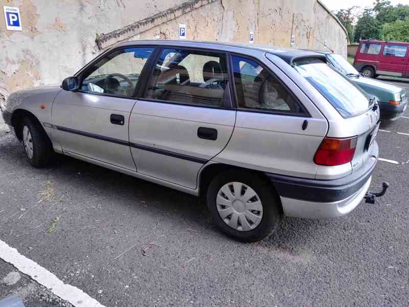 Světlo levé zadní na Opel Astra 1991-97 - foto 1
