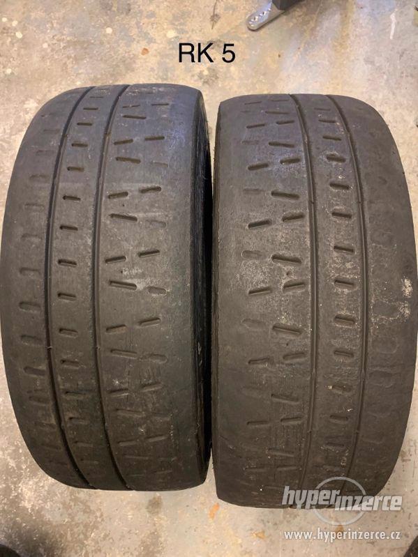 Prodám závodní pneu suchý slick Pirelli RK5 195/50 R16 rally - foto 1