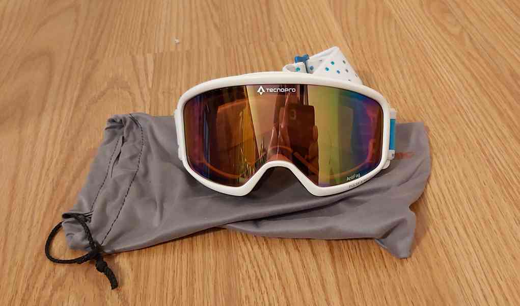 Dětská lyžařská helma s brýlemi - foto 2