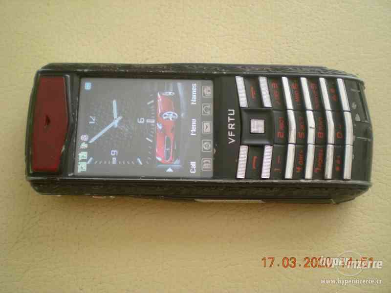 Vfrtu - mobilní telefon na dvě SIM karty s kovovým krytem - foto 1