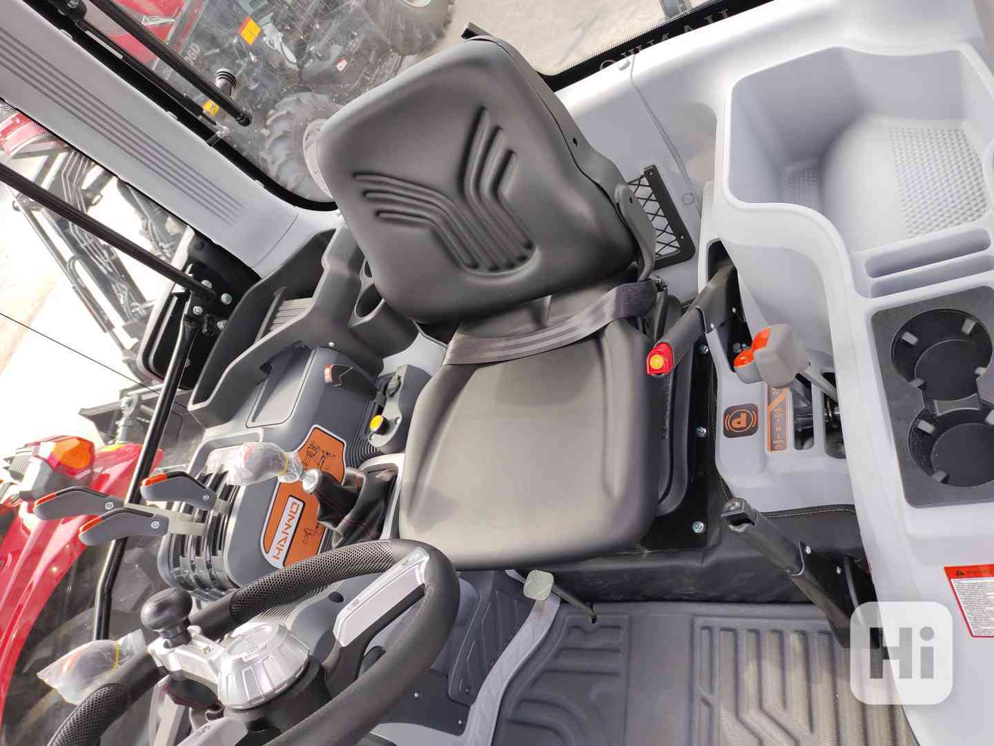 Traktor HANWO HWE 704 C, STAGE V, 4 válcový motor Víčko - foto 1