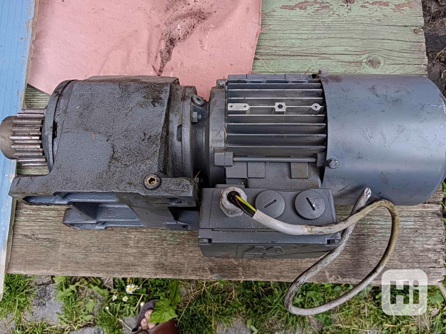 Prodám převodový elektromotor - foto 1