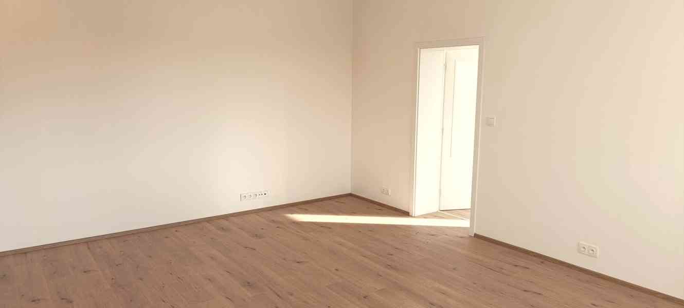 Prostorný a originálně řešený byt 2+kk s terasou a zahrádkou - foto 8