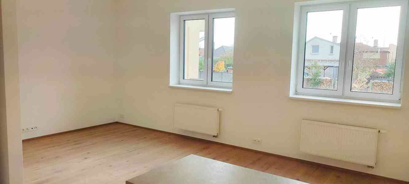 Prostorný a originálně řešený byt 2+kk s terasou a zahrádkou - foto 10