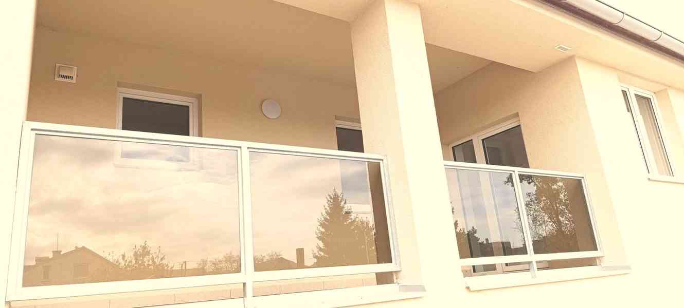 Prostorný a originálně řešený byt 2+kk s terasou a zahrádkou - foto 16