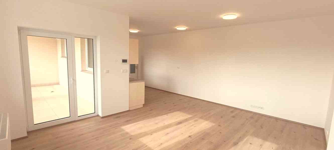 Prostorný a originálně řešený byt 2+kk s terasou a zahrádkou - foto 3