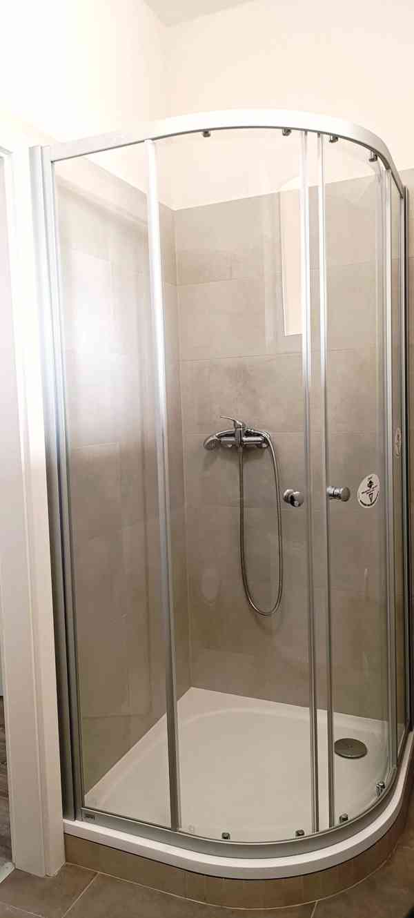 Prostorný a originálně řešený byt 2+kk s terasou a zahrádkou - foto 12