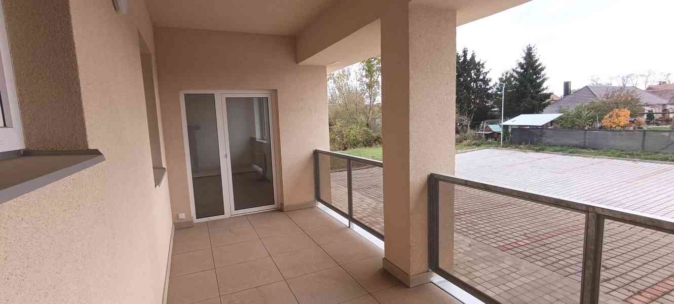 Prostorný a originálně řešený byt 2+kk s terasou a zahrádkou - foto 14