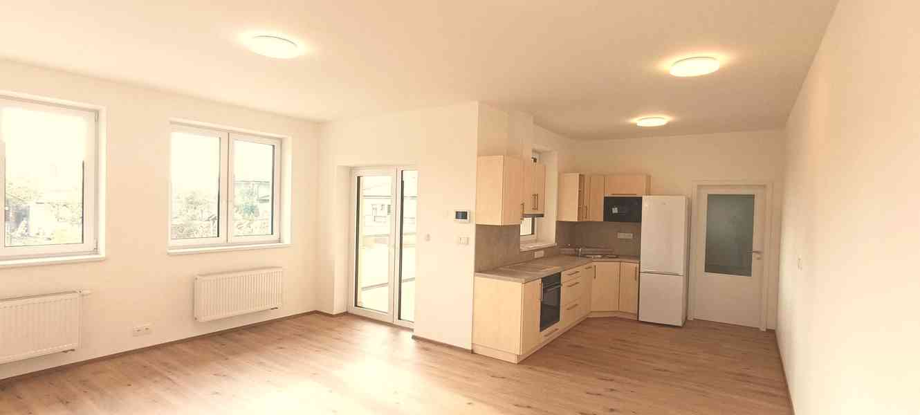 Prostorný a originálně řešený byt 2+kk s terasou a zahrádkou - foto 4